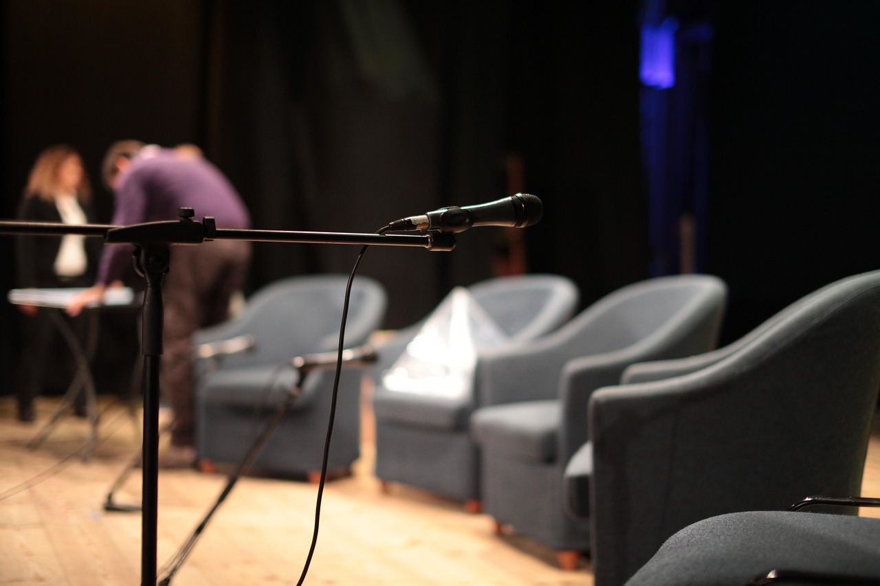 teatro, sofa, microphone, people-2422466.jpg